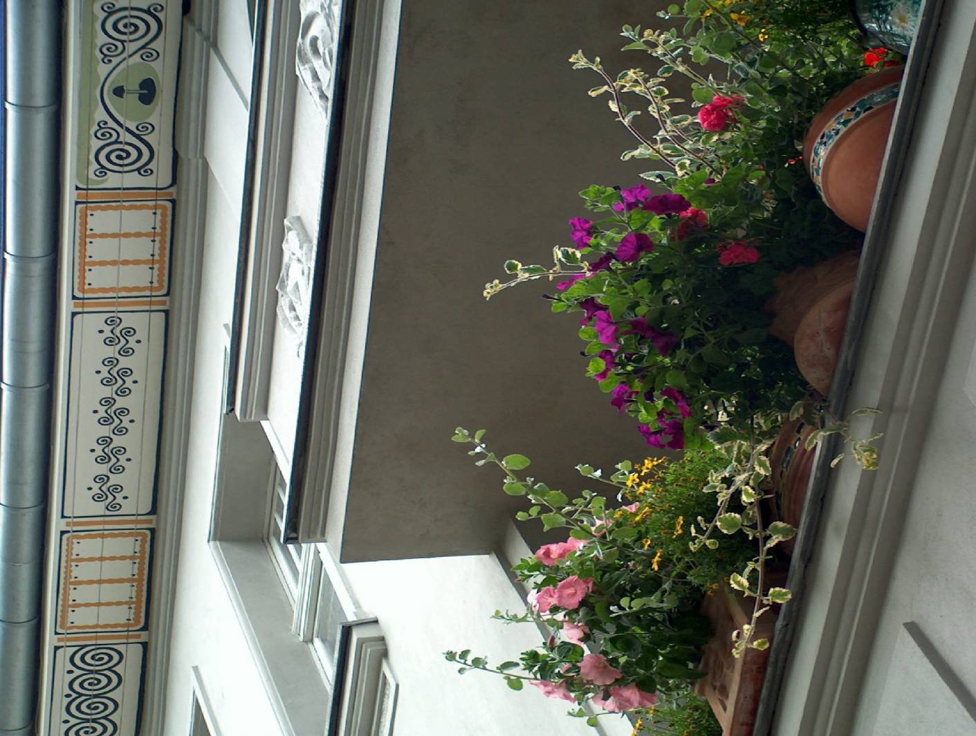 X In Berlin Friedrichshagen am Fürstenwalder Damm wurde ein Denkmal saniert. Bei der Sanierung der Fassade war eines der Auflagen von der unteren Denkmalschutzbehörde den Dachkasten wieder so zu rekonstruieren, wie er in der Erbauungszeit bemalt wurde. Somit benötigte der Bauherr einen Malermeister und Restaurator für seine Fassade am Altbau. Bemalte Dachkästen waren um die Jahrhundertwende vom neunzehnten zum zwanzigsten Jahrhundert nicht unüblich. Eine Herausforderung war es, Pausen und Schablonen so unter dem Dachkasten zu befestigen, dass die Malerei präzise angebracht werden kann. Inzwischen wurde dieses verfahren soweit verfeinert, dass eine präzise Deckenmalerei so hergestellt werden kann. Neben dem Dachkasten wurde eine historische Fassadenmalerei als Zeitfenster freigelegt.